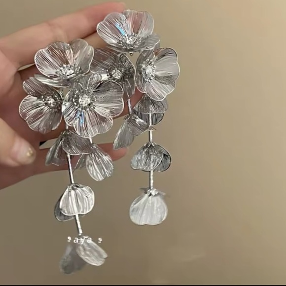 Kate Middleton Famous Cascading Silver  Dangle Earrings - Picture 8 of 11